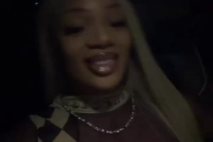 英格拉姆女友在车里自拍，这是劳斯莱斯的星空顶吗？🙊