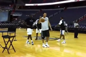 奇才时期的易建联，虽然已是替补，但这身肌肉看着也太壮实了！