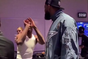 SGA和唐斯击掌后做出投篮动作😂美媒调侃：肌肉记忆？？